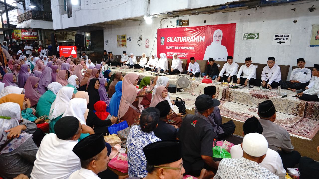 Buka Bareng Warga Pasar Genteng, Bupati Ipuk: Pejuang Ekonomi