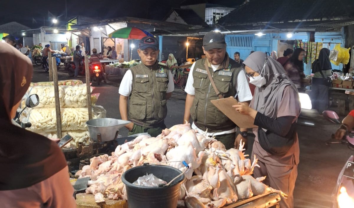 Pastikan Daging Aman Dikonsumsi Warga, Pemkab Banyuwangi Sidak Pasar dan RPH